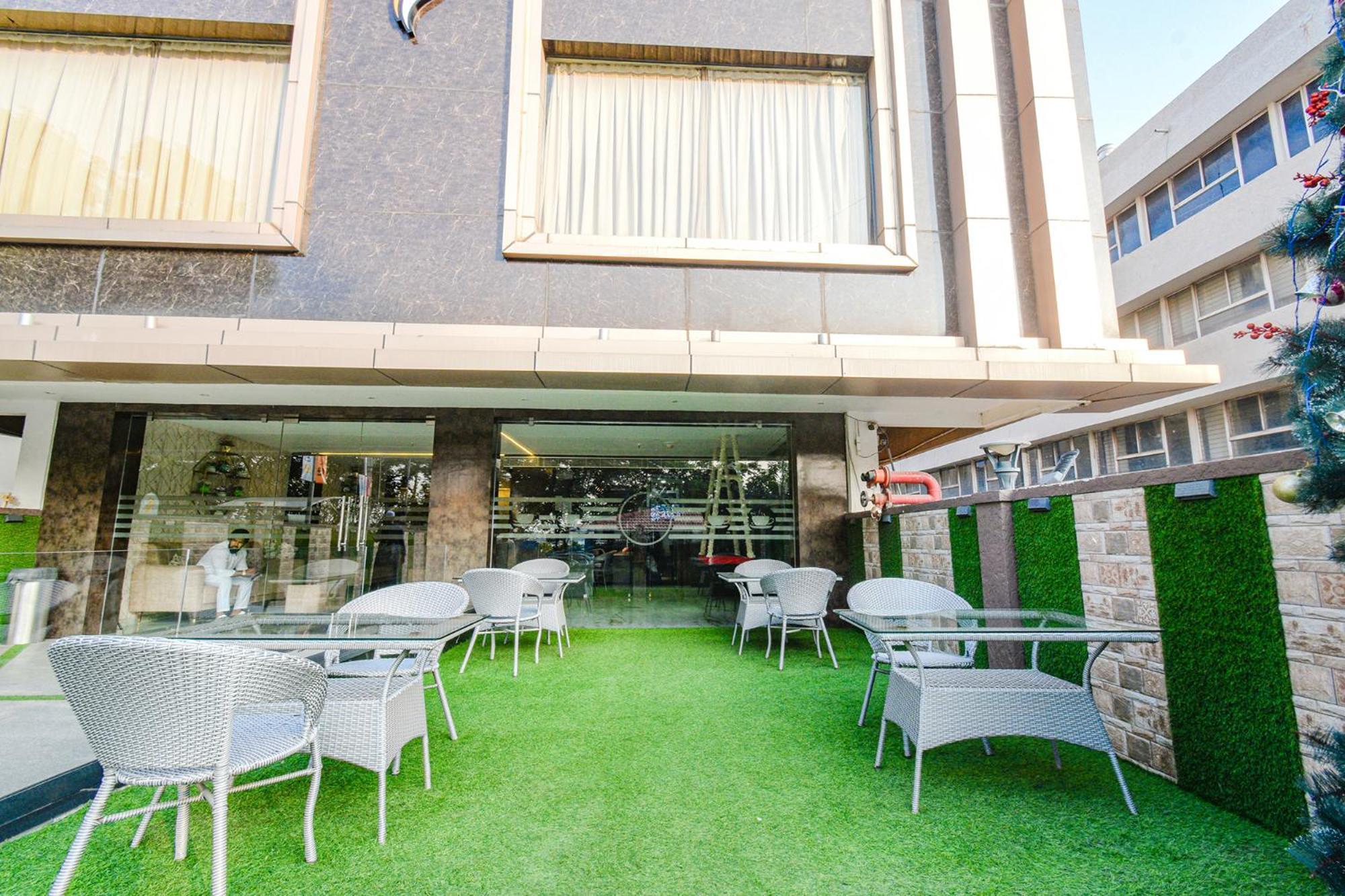 Treebo Premium Seven Lake View Hyderabad Exterior photo
